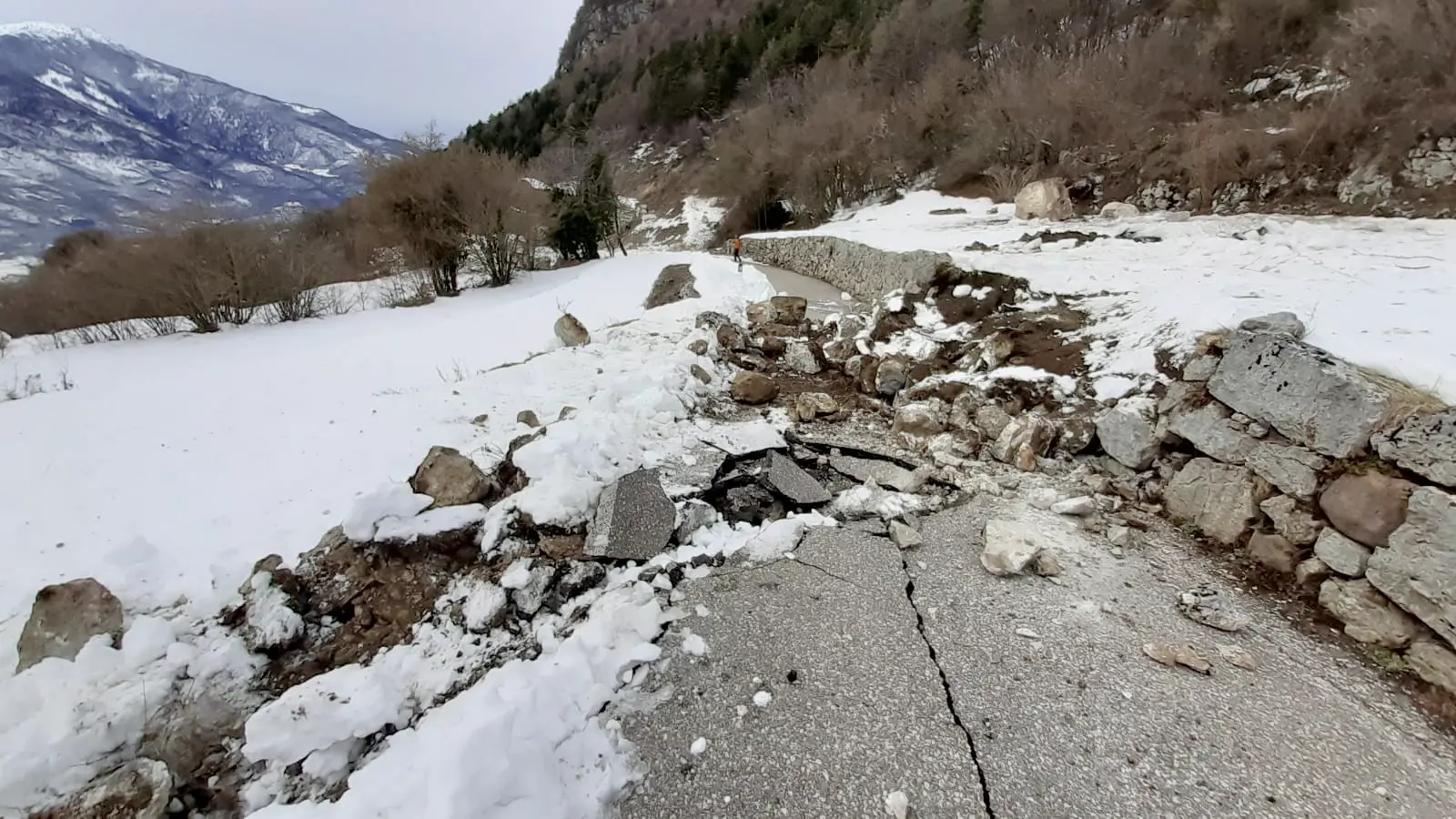 Rovereto mori vai di Gresta nomee uno smottamento su sp45