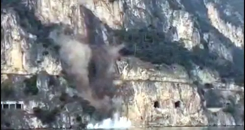 Ponale, ecco il botto per far saltare la roccia sopra il sentiero - VIDEO