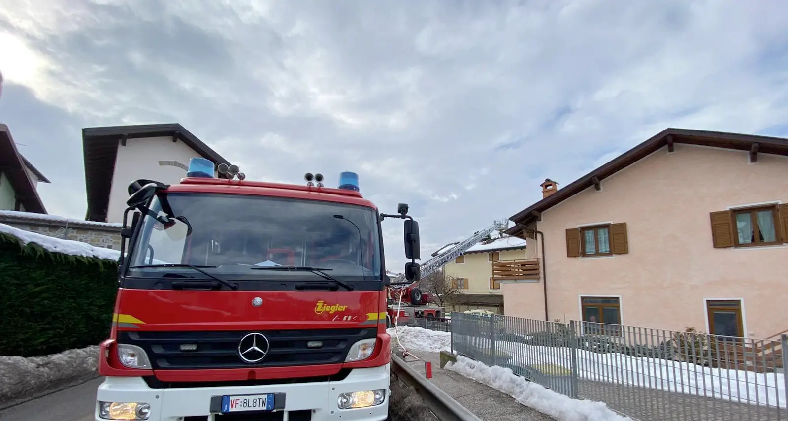 Principio di incendio a Gazzadina, i pompieri salvano una palazzina