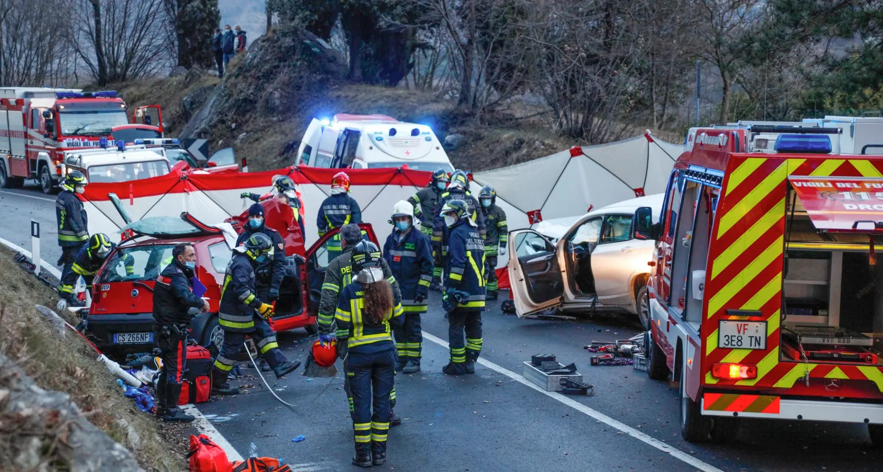 Frontale fra due auto a Pietramurata: cinque ventenni feriti, due sono gravi, portati in elicottero al Santa Chiara