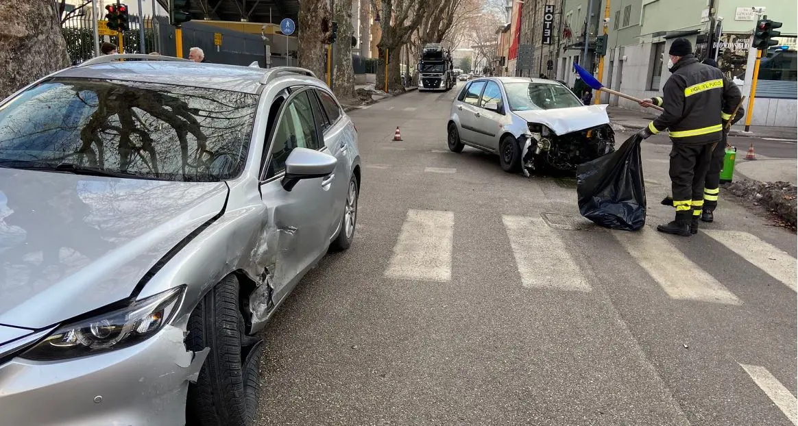Scontro fra via Romagnosi e via Vannetti, due auto coinvolte