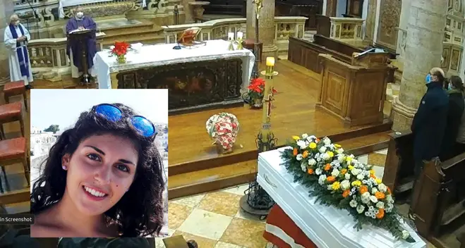Commozione infinita per l'ultimo abbraccio ad Arianna, uccisa dalla malattia a soli 23 anni
