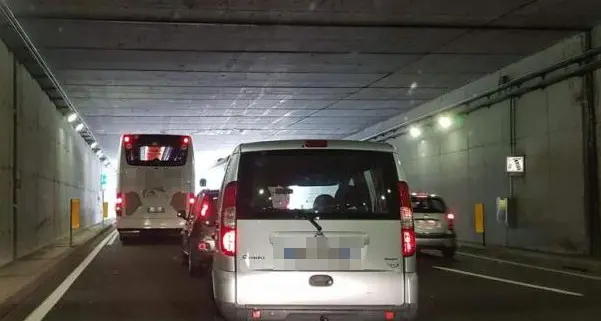 Bus de Vela, cade blocco di ghiaccio in galleria: rallentamenti del traffico