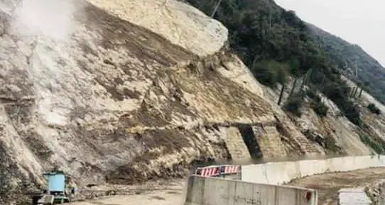 Frana sulla Gardesana, riapertura posticipata, e lunedì c'è sciopero della Navigarda