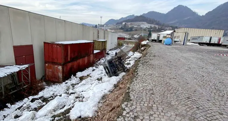 Di colpo crollano venti metri di muro: l'auto parcheggiata finisce ruote all'aria