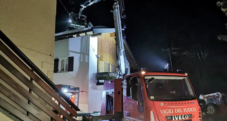 Fiamme alla colonia di Pralungo: il fuoco nell'appartamento del custode, pompieri all'opera tutta la notte