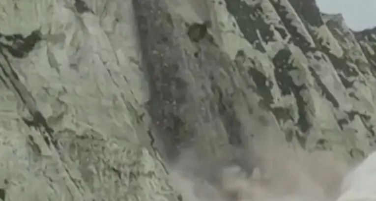 Il crollo sulle bianche scogliere di Dover: il video è impressionante