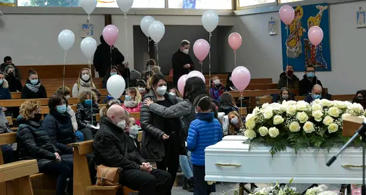 Madonna Bianca, il commosso abbraccio alla piccola Eleonora Serena. Palloncini in chiesa per l'addio alla bimba uccisa da una malattia rara