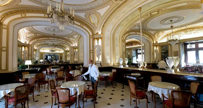 Crisi covid, dopo tre mesi riapre a Napoli lo storico caffè Gambrinus