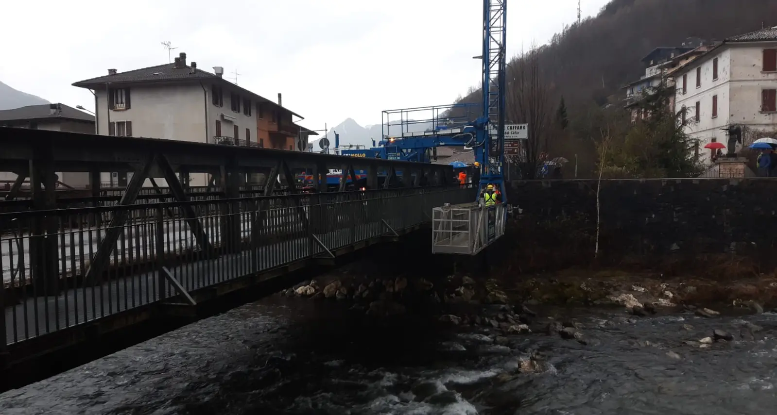 Ispezione al ponte fra Storo e Caffaro: oggi i tecnici con la piattaforma per verificare la stabilità