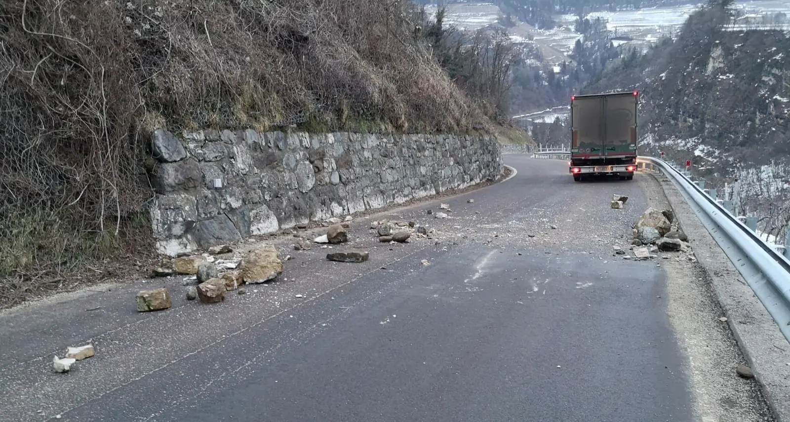 Sassi sulla carreggiata a Livo: sfiorato un camion che stava transitando