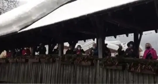 A Pellizzano la protesta sul ponte contro il colpo di Stato in Myanmar - Il video