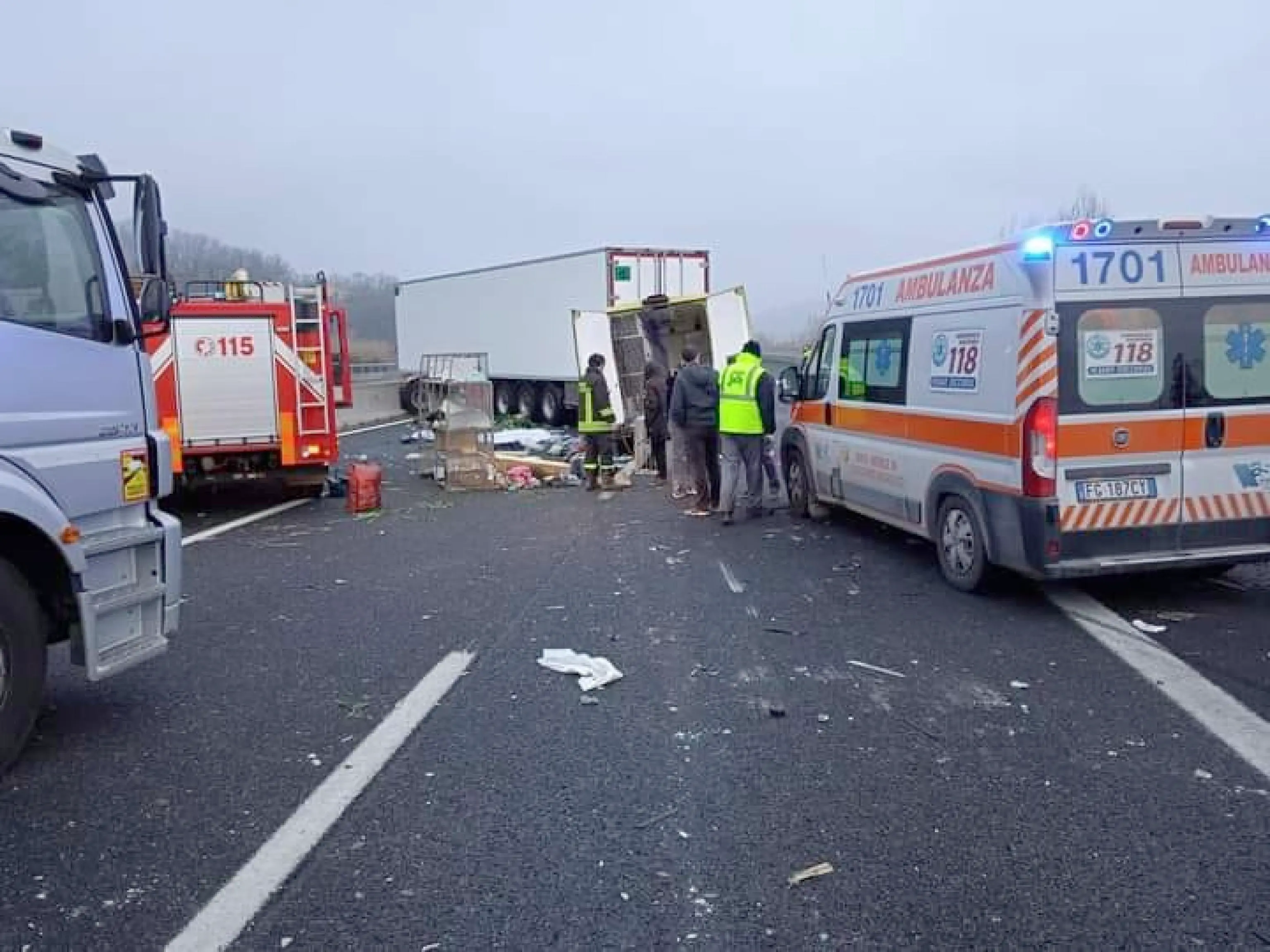 Il luogo dell'incidente sull'autostrada A14 all'altezza di Pesaro dove hanno perso la vita 3 volontari di un'associazione animalista residenti nel Milanese che stavano trasportando verso il nord Italia un carico di cani e gatti da adottare, 7 febbraio 2021. ANSA/ENPA EDITORIAL USE ONLY NO SALES