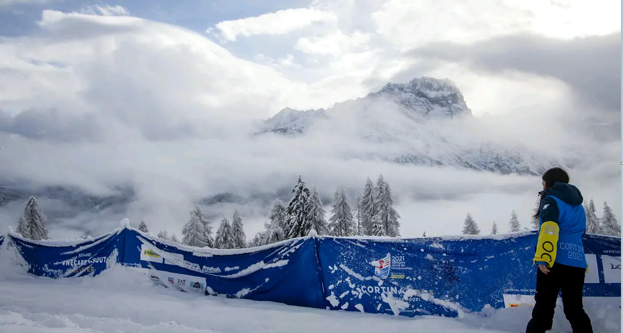 Cortina, dopo la neve c'è la nebbia: niente super-G femminile, salta anche l'ultimo rinvio delle 14.30