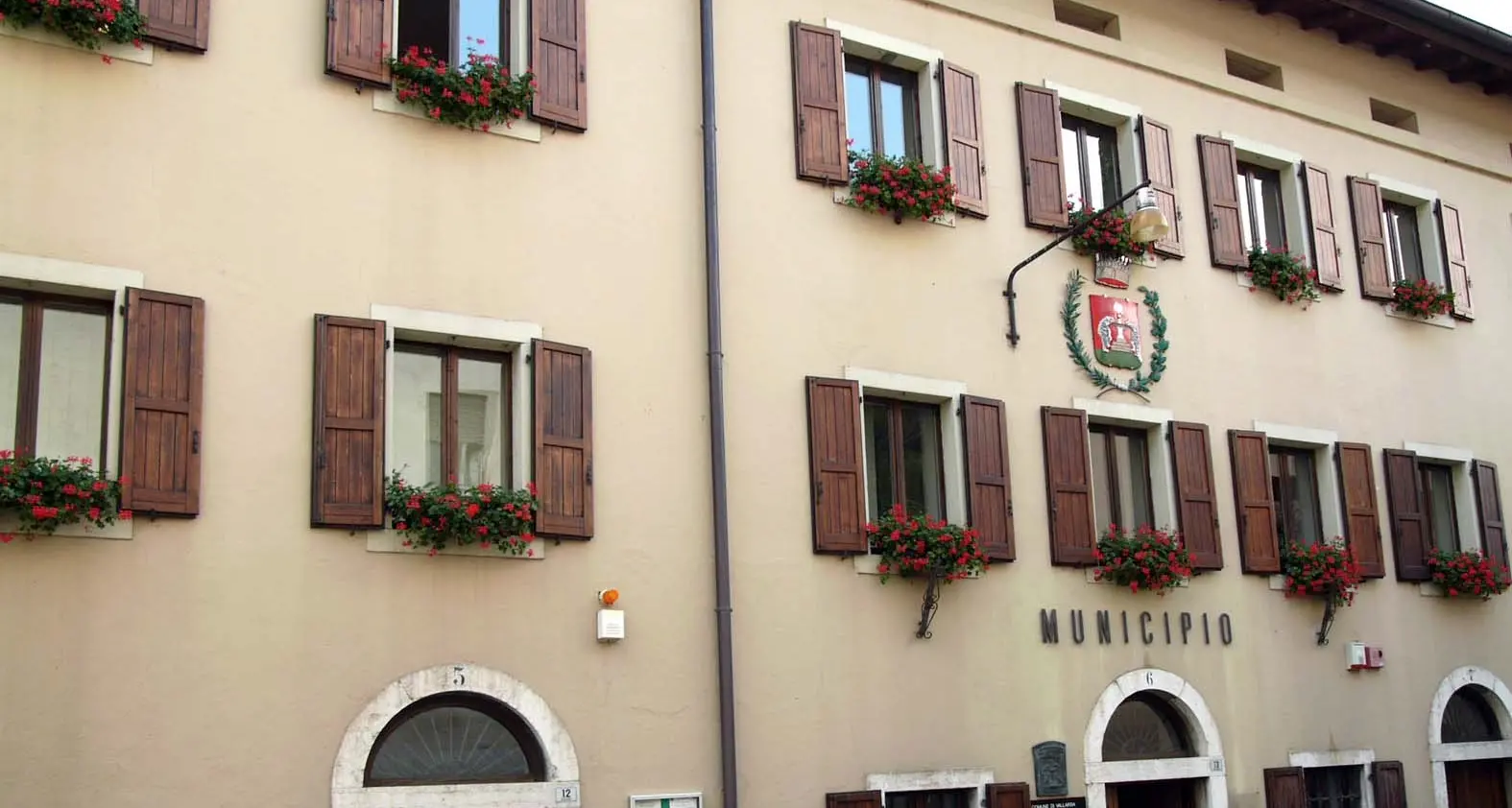 Vaccinazioni over 80, troppo difficile andare online per gli anziani: in Vallarsa ci pensa l'ufficio anagrafe del Comune