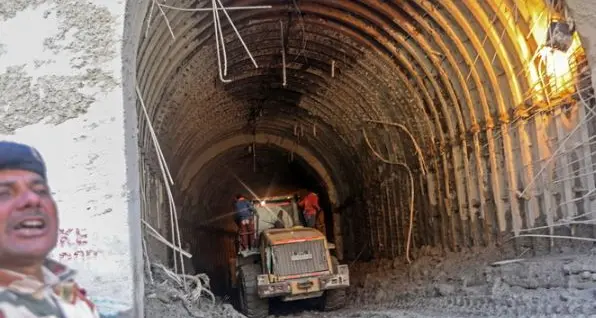 Diga crollata in Himalaya: si scava disperatamente per liberare 37 persone intrappolate in un tunnel