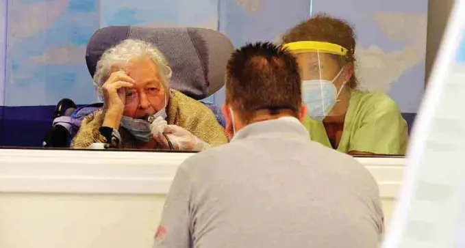 Da lunedì via libera sperimentale alle visite dei parenti in alcune Rsa