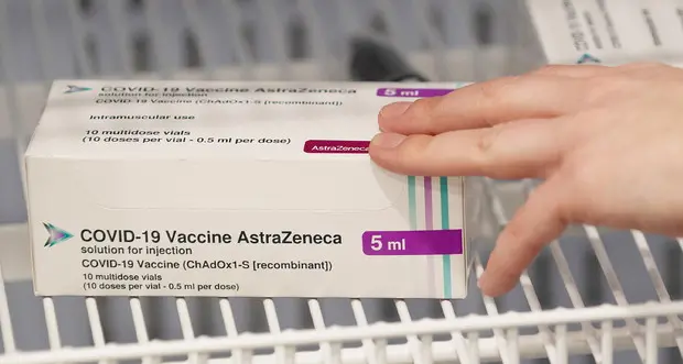 Vaccino AstraZeneca subito alle fasce under 55