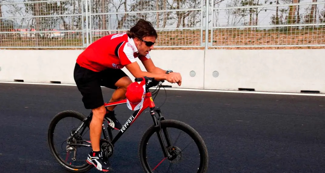 Incidente in bicicletta, Fernando Alonso in ospedale, operazione alla mascella