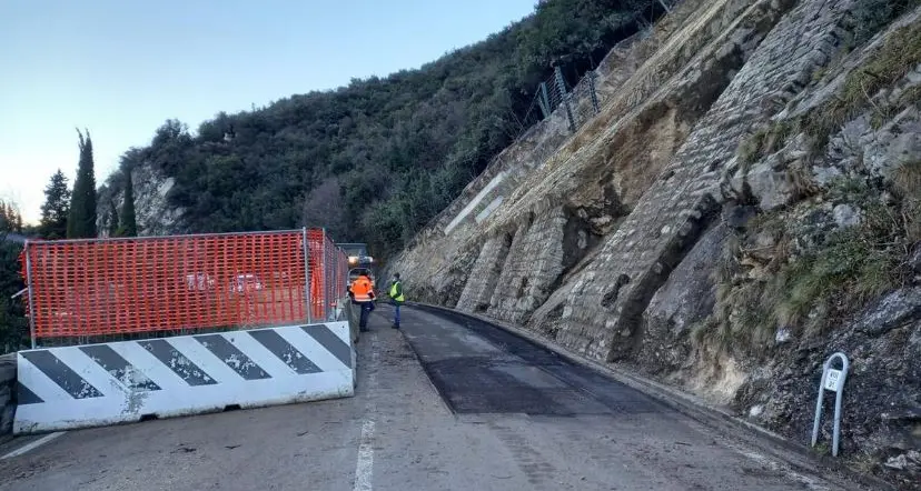 Riapre oggi pomeriggio (a senso unico alternato) la Gardesana a Tempesta