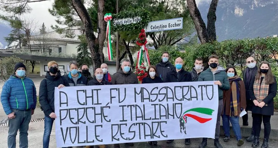 Riva, quelli del Patt ricordano le foibe con Fratelli d'Italia e tricolori: la foto sul sito comunale, ma subito rimossa