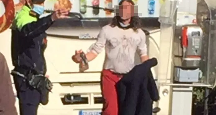 Accampato in piazza Duomo, da giorni un uomo dà in escandescenze nel centro di Trento