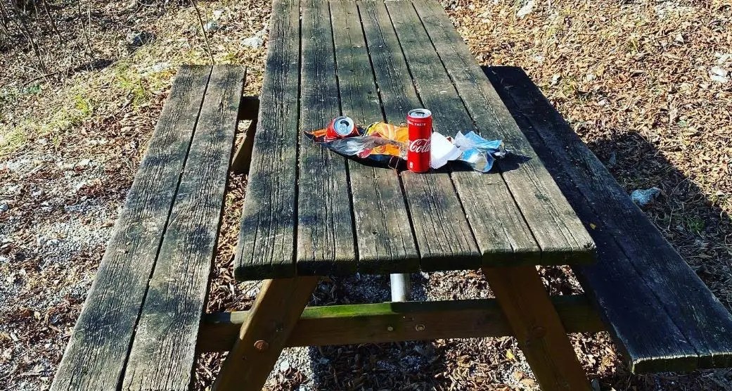 Mezzocorona, cartacce, lattine e sigarette sui tavoli del parco, e il sindaco sbotta: \"Siamo stufi\"