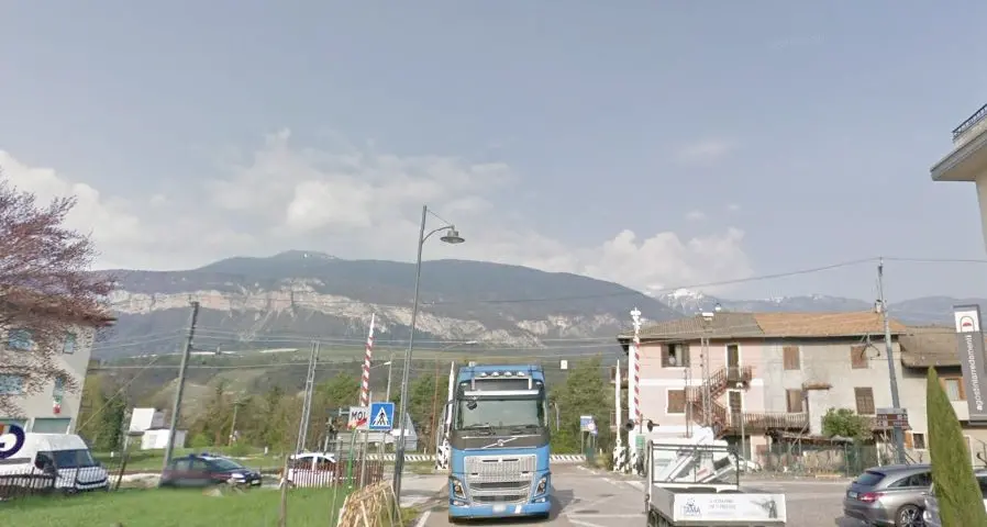 Mollaro: ok all'ampliamento della zona artigianale, ma resta il problema del passaggio a livello di accesso