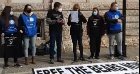 Sit-in degli animalisti per gli orsi, la polizia blocca la manifestazione per una canzone