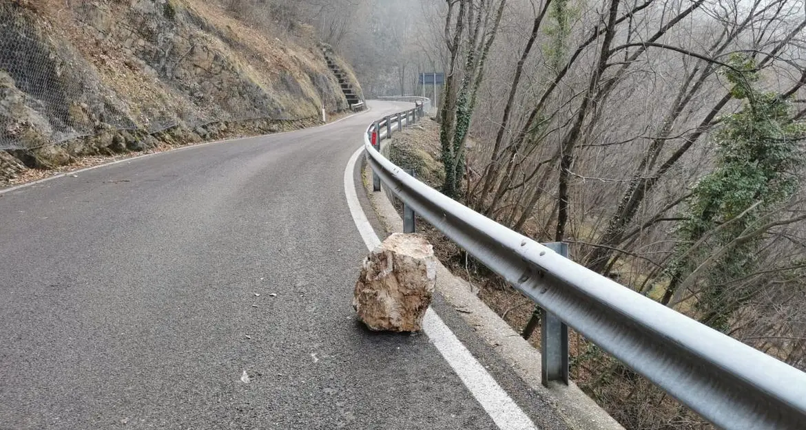 Chiusa per caduta massi la strada da Chizzola a Brentonico