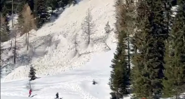 Paura al lago di Nambino: escursionisti in fuga dalla valanga - VIDEO