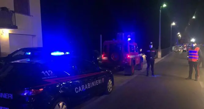 Si butta dal ponte col figlioletto in braccio: lei muore, il piccolo è gravissimo