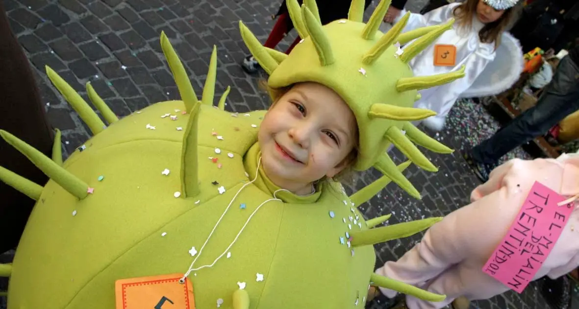La mascherina del carnevale di Lizzana nel 2009: aveva già previsto tutto