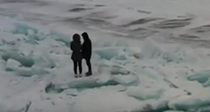Chi ha detto che il gelo non è romantico? Il drone filma la proposta di fidanzamento tra i ghiacci