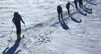 Impianti chiusi, tutti con le ciaspole o a fare scialpinismo: quattro video della Sat per ricordare la sicurezza