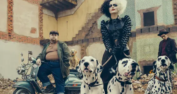 Emma Stone impersona Crudelia per la Disney, ma ora è una stilista punk