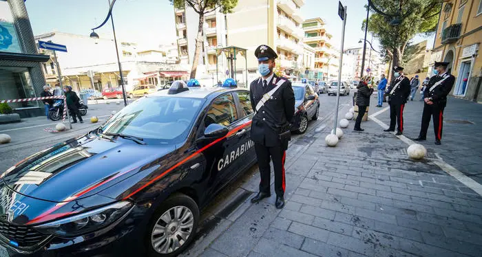 Aggredito davanti alla scuola: a Napoli 13enne pestato da 7 minorenni