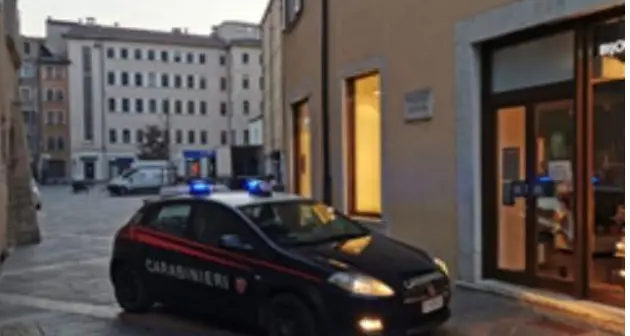 Preso il ladro di bigiotteria, arrestato in flagranza in piazza Lodron un uomo di Porte di Rendena