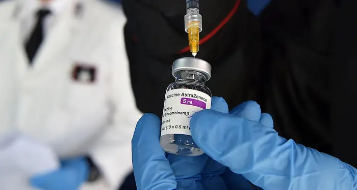 La cordata delle Regioni per comprare vaccini extra: il Trentino aderisce