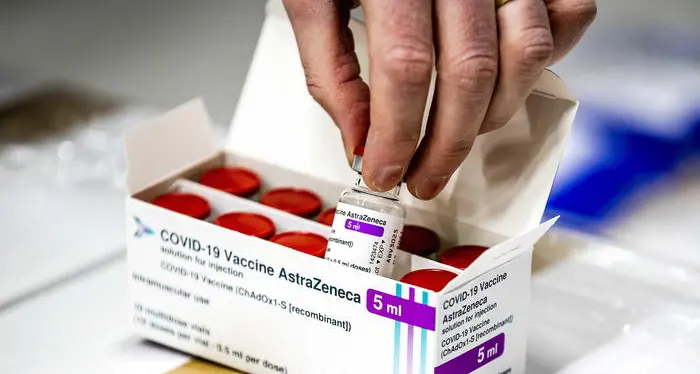 I medici sospendono l'accordo per vaccinare con Astrazeneca. Ma la giunta provinciale rilancia il protocollo