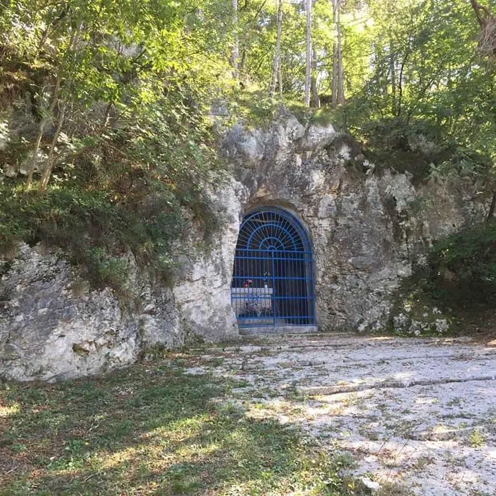Indignazione a Lizzanella, vandali contro la cappella di Santa Barbara