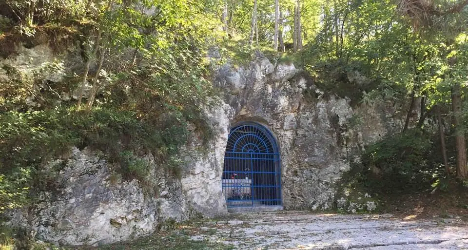 Indignazione a Lizzanella, vandali contro la cappella di Santa Barbara