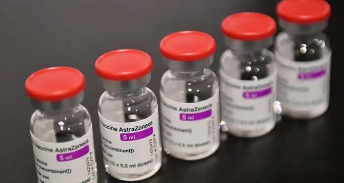 Austria: sospesa la somministrazione di un lotto di vaccino AstraZeneca per problemi a due donne