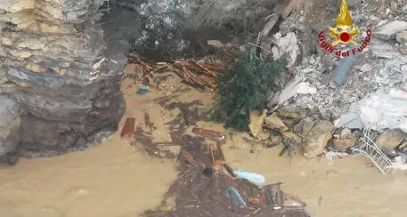 Frana nel cimitero di Camogli, 200 bare in mare