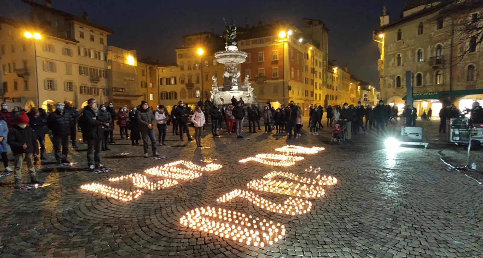 Commozione in piazza Duomo all'evento di \"Sos Covid\" a un anno dall'inizio della pandemia - FOTO e VIDEO