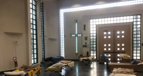 Chi dorme nella chiesa di Centochiavi? Anche studenti e lavoratori del turismo che hanno perso il posto