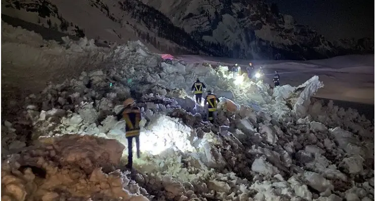 Enorme valanga domenica notte al passo Rolle. Strada interrotta, non sono coinvolte persone