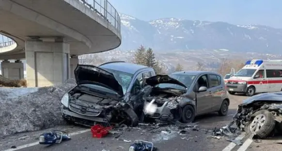Tremendo schianto a Taio: due auto distrutte, tre persone ferite
