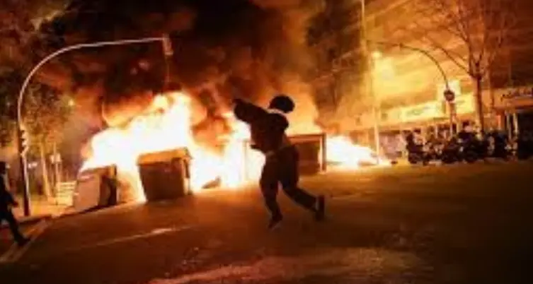 La condanna del rapper per \"insulti alla monarchia e alla polizia\" scatena cinque giorni di guerriglia urbana a Barcellona