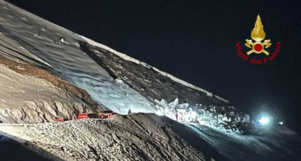 Valanga sulla strada del monte Grappa, un centinaio di turisti bloccati per ore